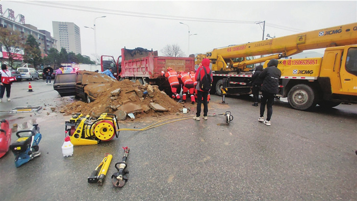 渣土车翻车,三人被困 道路货物运输应急演练很"入戏"